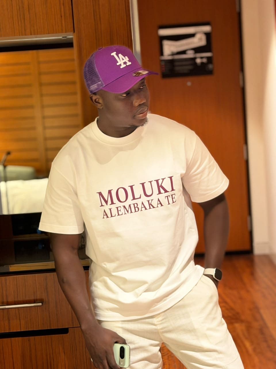 Wordmark bordeaux Moluki Alembakate sur le jersey ivoire